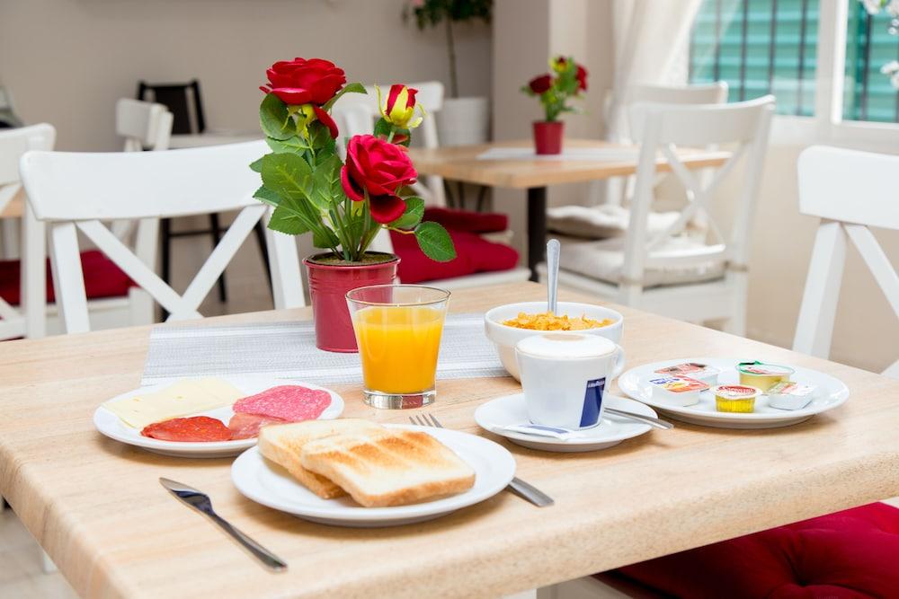 Hotel Marbella Фуeнхирола Екстериор снимка